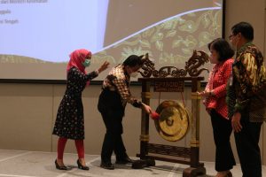 Pemukulan Gong oleh Dirjen P2P, Plt P2PM dan Kadinkes Provinsi Banten sebagai bentuk resmi pembukaan kegiatan